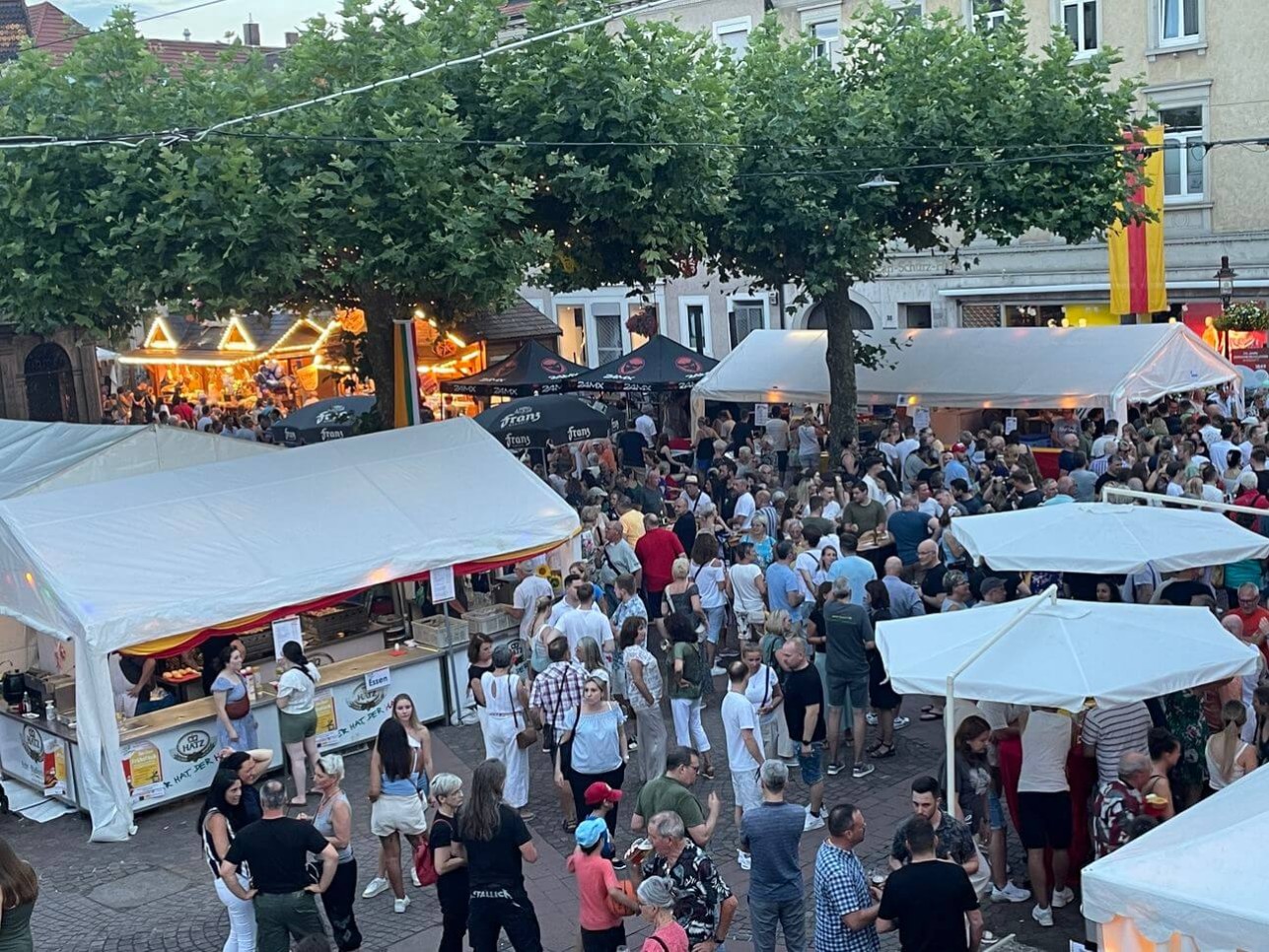Blick von auf den Marktplatz in den Abendstunden